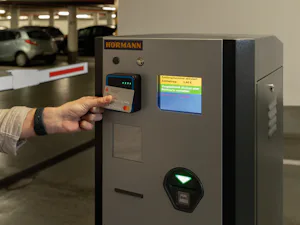 All'uscita dal parcheggio, il chip della carta di debito o di credito comunica con il terminale di pagamento integrato grazie alla tecnologia NFC (Near Field Communication). Non sono necessari biglietti cartacei, contanti o biglietterie automatiche. All'uscita dal parcheggio, il chip della carta di debito o di credito comunica con il terminale di pagamento integrato grazie alla tecnologia NFC (Near Field Communication). Non sono necessari biglietti cartacei, contanti o biglietterie automatiche.