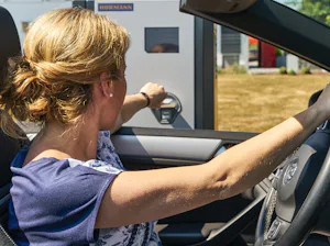 Nekomplikovaný a rychlý příjezd díky barevnému displeji, osvětlenému tlačítku pro vyžádání lístku a příjmu lístku Parkovací systémy – vjezdový terminál a závora před obytnou budovou