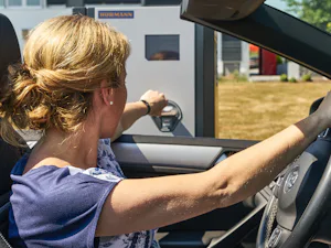 Ongecompliceerde en snelle toegang dankzij kleurendisplay en verlichte ticketaanvraagknop en ticketaanname Ongecompliceerde en snelle toegang dankzij kleurendisplay en verlichte ticketaanvraagknop en ticketaanname