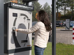 Snadné placení lístků – dobře srozumitelné uživatelské aplikaci na pokladních automatech Hörmann. Placení u pokladního automatu