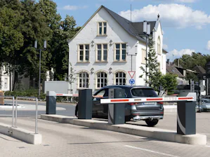 Combineer onze inrij- en uitrijposten en betaalautomaten met... Slagboom vóór opening voor uitrijdende auto