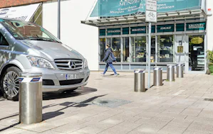 Automatische Poller haben den Vorteil, dass sie bei Bedarf... Automatische Poller haben den Vorteil, dass sie bei Bedarf schnell und ohne körperlichen Einsatz im Boden versenkt und ebenso schnell wieder ausgefahren werden können. So kann temporär problemlos...