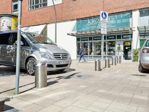 Los bolardos automáticos tienen la ventaja de poder meterse... Los bolardos automáticos tienen la ventaja de poder meterse en el suelo y sacarlos sin esfuerzo físico rápidamente según haga falta. De esta forma, se puede permitir el acceso de ciertos vehículos y...