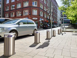 Our removable bollards are the right choice for entrances... Our removable bollards are the right choice for entrances used very rarely (approx. 2 movements per day).
For example, use our bollards to secure areas that are locked for a majority of the day but...