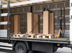 Einfache Logistik
Durch eine in den Pollerdeckel... Einfache Logistik
Durch eine in den Pollerdeckel einschraubbare Transporthilfe kann die fertig montierte Einzelsperre mit einem Kran oder Stapler einfach platziert und ohne technisches Spezialwissen...