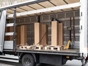 Einfache Logistik
Durch eine in den Pollerkopf... Einfache Logistik
Durch eine in den Pollerkopf einschraubbare Ringöse kann der OktaBlock per Kran oder Stapler einfach platziert und ohne technisches Spezialwissen auf- und abgestellt werden....
