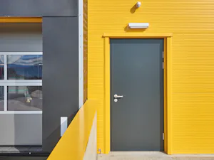 Portes multifonction Pour les entrepôts ou les bureaux, pour l’intérieur ou l’extérieur, avec ou sans équipements spéciaux : la vaste gamme de portes multifonction Hörmann satisfait aux exigences les plus diverses. En cas...