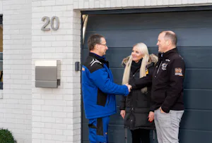 Wat doe je in het geval van een defecte garagepoort of storing? Bij technische storingen check je best eerst de zekering. Staat die nog steeds aan? Dan valt het defect alvast niet te wijten aan een blikseminslag of een storing van het algemene...