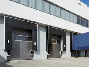 Hörmann dockshelters beschermen de goederen die moeten... Hörmann dockshelters beschermen de goederen die moeten worden geladen en gelost, tegen weersinvloeden, besparen energiekosten, voorkomen tocht en daarmee ziekteverzuim van het personeel. In combinatie...