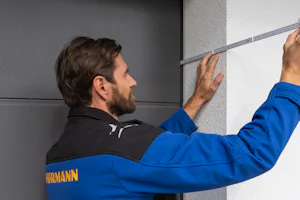 Bien plus que du standard Votre confort et votre sécurité nous tiennent à cœur. Hörmann crée donc votre porte de garage en fonction de votre maison. Vous ne savez pas par où commencer ? Jetez un coup d’œil sur notre site...