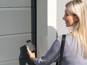 Varno upravljanje garažnih vrat Hörmann Za dodatno varnost poskrbi Hörmannov sistem Bisecur, s katerim lahko preko pametnega telefona ali tablice na daljavo nenehno kontroliramo stanja vrat obenem pa radijsko vodene kode ni mogoče...