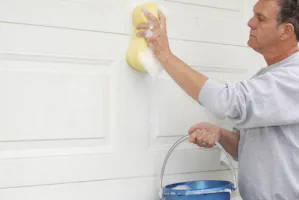 Solutions alternatives pour une porte de garage comme neuve Avant de décider de repeindre votre porte de garage, envisagez peut-être d’autres solutions. Repeindre n’est pas toujours nécessaire, surtout si votre porte n’est que légèrement décolorée ou si elle...