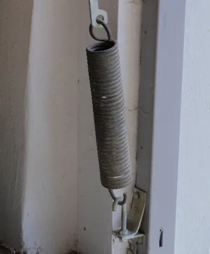 Pericolo di rimanere intrappolati sotto la porta
Se,... Pericolo di rimanere intrappolati sotto la porta
Se, chiudendosi, le porte da garage automatiche di nuova generazione incontrano un ostacolo, queste sono progettate per urtarlo con una forza massima...