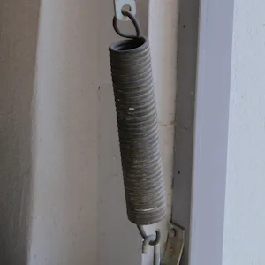 Risque de chute de la porte de garage Une porte devient particulièrement dangereuse lorsqu'elle chute entièrement en raison de rouleaux qui déraillent ou de ressorts qui se cassent.
Pour éviter ce genre d'accident, les nouvelles portes...