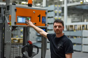 Andreas S. - Mitarbeiter Interne Logistik bei der Hörmann KG Ichtershausen Im Rahmen einer Weiterbildung zum staatlich geprüften Techniker für Maschinenbau und Maschinenbautechnik fuhr ich täglich am Standort der Hörmann KG Ichtershausen vorbei. Mich beeindruckten die...