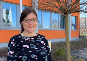 Sandra B. - Mitarbeiterin Serviceabteilung in der Niederlassung Nürnberg Als Quereinsteigerin wurde ich im Januar 2000 als erster Azubi in der NL Nürnberg eingestellt und habe dort sämtliche Abteilungen durchlaufen. Ein halbes Jahr vor meiner Abschlussprüfung zur Groß- und...