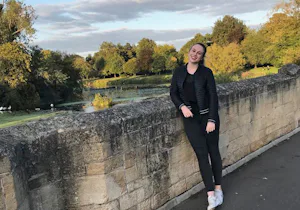 Jana K. - Duale Studentin Betriebswirtschaftslehre bei der Hörmann KG Verkaufsgesellschaft Im Rahmen meines dualen Studiums hatte ich die Möglichkeit einen Auslandsaufenthalt bei Hörmann UK Ltd. in Coalville in Großbritannien zu absolvieren. Hörmann UK Ltd. wurde 1979 in Leicester gegründet...