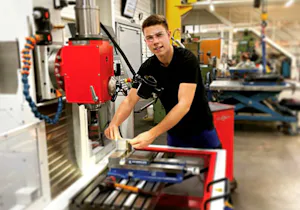 Marcus Z. - Auszubildender zum Industriemechaniker bei der Hörmann KG Brandis In der 8. Klasse absolvierte ich ein Schülerpraktikum bei der Hörmann KG in Brandis. Die Eindrücke, die ich vor Ort sammelte, bestärkten mich in der Entscheidung die Ausbildung zum Industriemechaniker...
