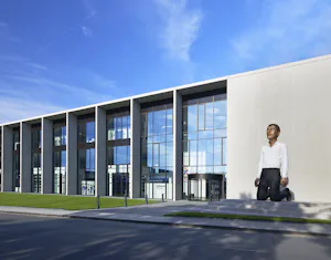 Das Hörmann Forum in Steinhagen Die Weiterbildung und Qualifizierung unserer Mitarbeiter:innen liegt uns sehr am Herzen. Deshalb fördern wir sie durch zielgerichtete Weiterbildungskonzepte unter dem Motto „lebenslanges Lernen“....