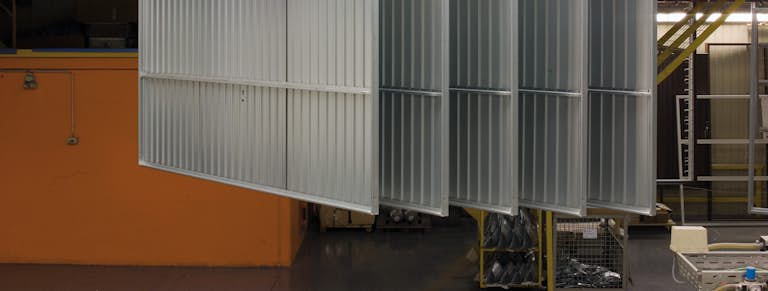 Kanteldeuren-Berry van Hörman hangen in de fabriek.