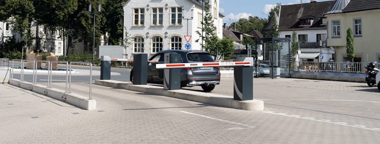 Barrière juste avant son ouverture pour laisser passer une voiture