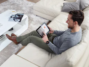 Smart Home System "Made in Germany" Memorizzazione locale... Smart Home System "Made in Germany" Memorizzazione locale dei dati senza Cloud Facilità di comando e installazione tramite app o comando vocale Sistema radio certificato e particolarmente sicuro...