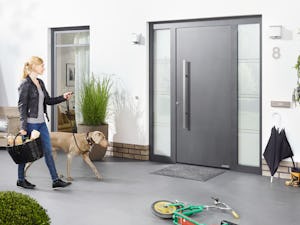 La vostra nuova porta d'ingresso deve essere speciale.... La vostra nuova porta d'ingresso deve essere speciale. Adattandosi perfettamente allo stile della vostra casa, ne rappresenta il biglietto da visita ed è indice del vostro buon gusto. Deve però...