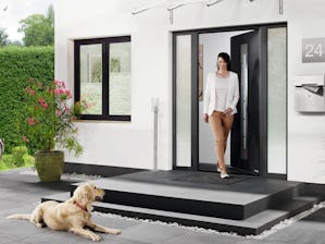 La vostra nuova porta d'ingresso deve essere speciale.... La vostra nuova porta d'ingresso deve essere speciale. Adattandosi perfettamente allo stile della vostra casa, ne rappresenta il biglietto da visita ed è indice del vostro buon gusto. Deve però...