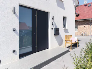 ThermoPlan Hybrid motivo 860, nel colore preferenziale grigio antracite RAL 7016, opaco Se per voi l’eleganza della porta è particolarmente importante, ThermoPlan Hybrid è la scelta giusta. Questo portoncino d'ingresso è caratterizzato dal passaggio a filo superficie dall'anta...