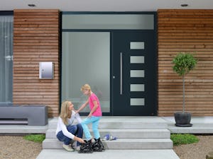 Scoprite le quattro esecuzioni delle porte d'ingresso del N°... Scoprite le quattro esecuzioni delle porte d'ingresso del N° 1 in Europa. Ognuna di loro soddisfa a modo suo le aspettative individuali nei confronti di un buon portoncino d'ingresso. Ma una cosa...