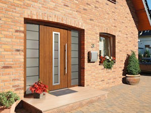 Thermo65 motivo 700 in Decograin Golden Oak, con elementi laterali Con i portoncini d'ingresso Thermo65 e Thermo46 Hörmann è facile sentirsi bene. Perché questi componenti per l'edilizia di alta qualità convincono per un buon coefficiente di isolamento termico, un...