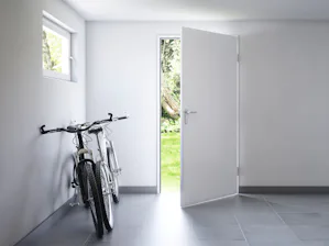 Questa porta multiuso, da oltre quarant'anni la più... Questa porta multiuso, da oltre quarant'anni la più conosciuta della gamma, è robusta, resistente all’usura e agli agenti atmosferici ed è quindi perfetta sia per uso interno che esterno. La MZ è...