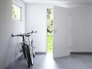 Ingressi alle cantine, edifici annessi e garage sono spesso... Ingressi alle cantine, edifici annessi e garage sono spesso dotati di porte vecchie, scardinabili in pochi secondi. Pensateci bene: una volta aperta la porta della cantina, i ladri potranno girare...