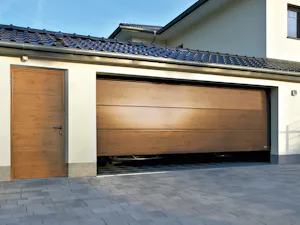 Zijdeuren zijn praktisch, wanneer snel voorwerpen uit de... Zijdeuren zijn praktisch, wanneer snel voorwerpen uit de garage moeten worden gehaald zonder de garagedeur te willen openen. Of wanneer een tweede auto vanwege een korte oprit vlak vóór de garagedeur...