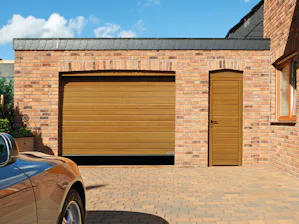 Zijdeuren zijn praktisch, wanneer snel voorwerpen uit de... Zijdeuren zijn praktisch, wanneer snel voorwerpen uit de garage moeten worden gehaald zonder de garagedeur te willen openen. Of wanneer een tweede auto vanwege een korte oprit vlak vóór de garagedeur...