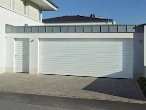 Zijdeuren zijn praktisch, wanneer snel voorwerpen uit de... Zijdeuren zijn praktisch, wanneer snel voorwerpen uit de garage moeten worden gehaald zonder de garagedeur te willen openen. Of wanneer een tweede auto vanwege een korte oprit vlak vóór de garagedeur...
