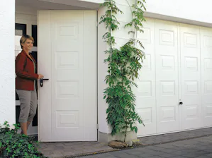 Zijdeuren zijn praktisch, wanneer snel voorwerpen uit de... Zijdeuren zijn praktisch, wanneer snel voorwerpen uit de garage moeten worden gehaald zonder de garagedeur te willen openen. Of wanneer een tweede auto vanwege een korte oprit vlak vóór de garagedeur...