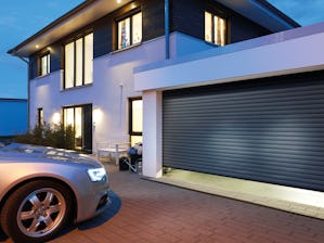 Le serrande avvolgibili RollMatic si aprono verticalmente e... Le serrande avvolgibili RollMatic si aprono verticalmente e occupano uno spazio minimo sia all'interno che all'esterno del box auto. Grazie al loro principio costruttivo offrono massimo spazio sia...