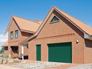 Una porta pedonale laterale è sempre molto pratica se dovete... Una porta pedonale laterale è sempre molto pratica se dovete prelevare in fretta qualcosa dal garage ma non volete aprire il portone. Oppure quando la vostra seconda auto è parcheggiata proprio...