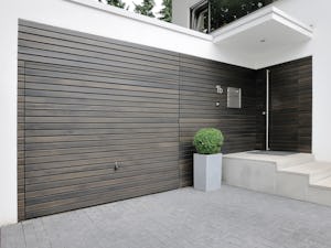 Tutto parla a favore dell'originale: qualità e sicurezza,... Tutto parla a favore dell'originale: qualità e sicurezza, estetica e comfort, e una tecnica sofisticata. Ogni porta basculante Berry Hörmann è frutto di un know-how di oltre 50 anni nella costruzione...