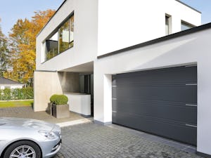 Le porte sezionali si aprono verticalmente scorrendo verso... Le porte sezionali si aprono verticalmente scorrendo verso l’alto e posizionandosi a soffitto, parallelamente al tetto del garage, risparmiando spazio. Grazie alla loro struttura offrono massimo...