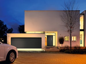 Chi ama scendere dall'auto di notte o con il maltempo solo... Chi ama scendere dall'auto di notte o con il maltempo solo per aprire il garage? Con un'automazione Hörmann avete sempre "via libera", perché potete aprire la porta del vostro garage a battente o...