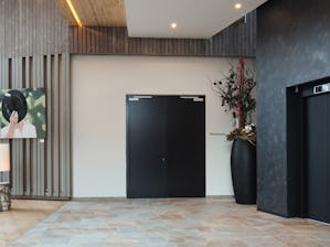 I portoni in acciaio di Hörmann soddisfanorequisiti... I portoni in acciaio di Hörmann soddisfanorequisiti multifunzionalie possono essere utilizzate sia all'interno che all'esterno. Forniscono la necessariaprotezione dal fuoco e dal fumoe sono...