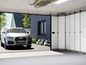 Le porte sezionali scorrevoli laterali Hörmann sono la... Le porte sezionali scorrevoli laterali Hörmann sono la soluzione ideale per le situazioni di montaggio speciali. Diversamente dai portoni basculanti, dai portoni sezionali e dalle serrande avvolgibili...