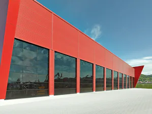 Exklusiv verglaste Aluminiumtore Für eine besonders anspruchsvolle Architektur empfiehlt sich der Einsatz der exklusiv verglasten Hörmann Aluminiumtore ALR F42 Vitraplan. Diese Tore sind ein attraktiver Blickfang für moderne...