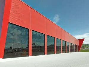Portoni in alluminio con finestrature esclusive Per un'architettura particolarmente sofisticata, si consiglia l'uso dei portoni in alluminio con finestrature esclusive Hörmann ALR F42 Vitraplan. Questi portoni sono un attraente richiamo visivo per...