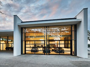 I sistemi di chiusura ad ingombro ridotto si adattano a... I sistemi di chiusura ad ingombro ridotto si adattano a qualsiasi edificio industriale grazie alle loro diverse applicazioni. In questo modo viene garantita la sicurezza di progettazione sia per gli...