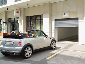 Ottimo rendimento, sicurezza duratura sia per il... Ottimo rendimento, sicurezza duratura sia per il funzionamento che per le persone e una particolare silenziosità anche alle alte frequenze sono le caratteristiche principali dei nostri portoni per...