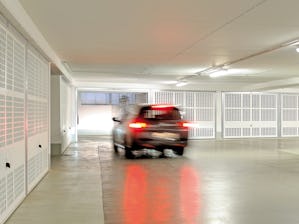 Ottimo rendimento, sicurezza duratura sia per il... Ottimo rendimento, sicurezza duratura sia per il funzionamento che per le persone e una particolare silenziosità anche alle alte frequenze sono le caratteristiche principali dei nostri portoni per...