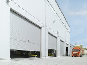 Grazie alla loro semplice costruzione con soli pochi... Grazie alla loro semplice costruzione con soli pochi componenti, le serrande avvolgibili industriali Hörmann in alluminio ed acciaio richiedono una manutenzione particolarmente ridotta e sono quindi...